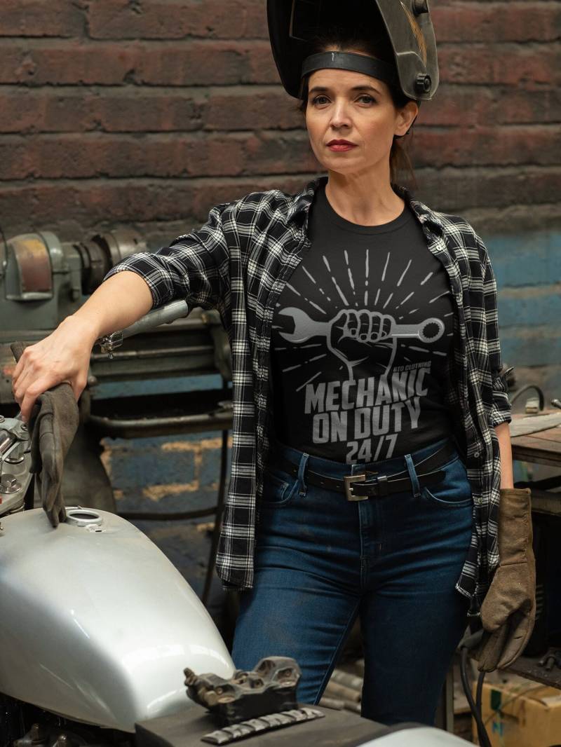 Frauen Mechaniker 24-7 Lustiges Auto Kerl T-Shirt von GTOClothing