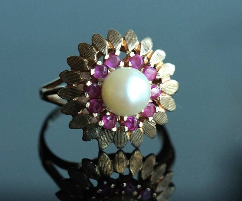 Atemberaubende Feine Vintage 14 K Solid Gold Salzwasser Perle Rubin Floral Form Ring von GTRAVERANTIQUES