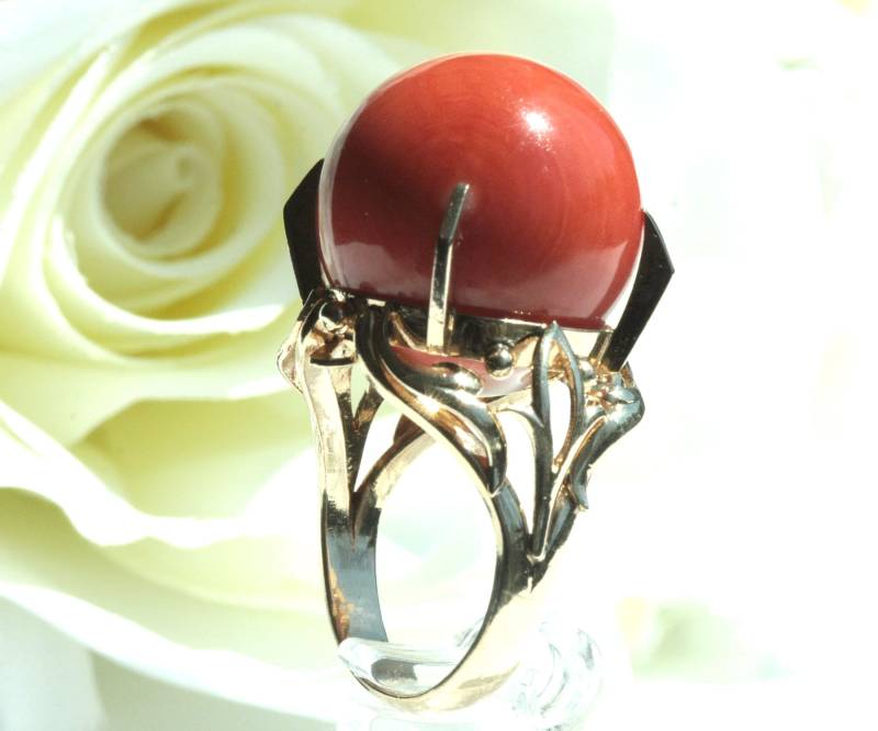 Auffallender Vintage 14K Goldring Mit Riesiger Roter Korallenkugel Fast 20mm Durchmesser, Hohes Sammlerstück von GTRAVERANTIQUES