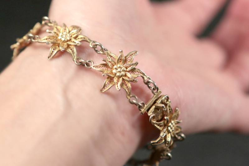 So Schöne Vintage 800 Vergoldete Silber Filigrane Verzierte Blumen Armband Geschenk Für Sie von GTRAVERANTIQUES
