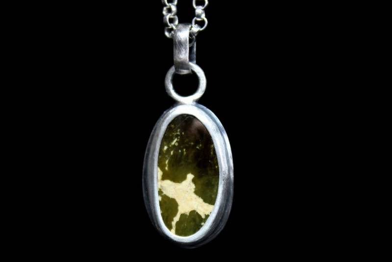 Freeform Olivgrün Pilot Berg Türkis Sterling Silber Halskette | Boho Minimalist Anhänger Gugma Schmuck von GUGMA
