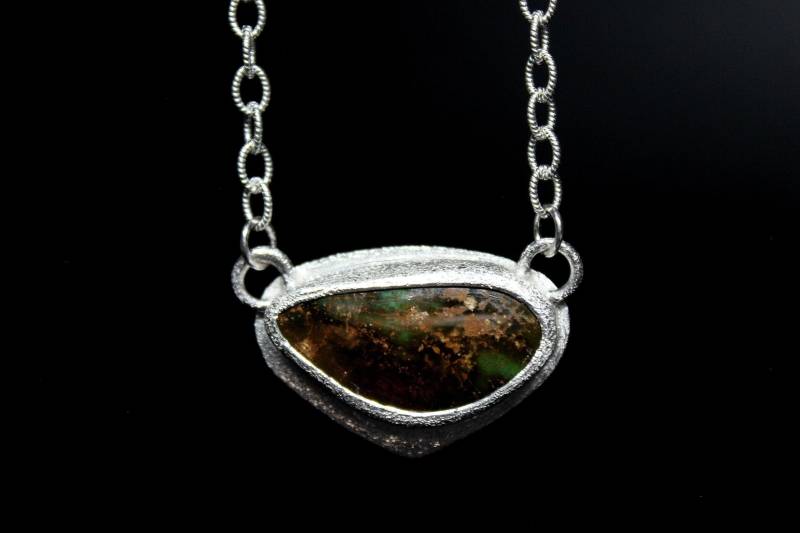Olivgrüner Pilot Berg Türkis Sterling Silber Halskette | Funkelnde Sandgestrahlte Statement Boho Minimalist Anhänger Gugma Schmuck von GUGMA