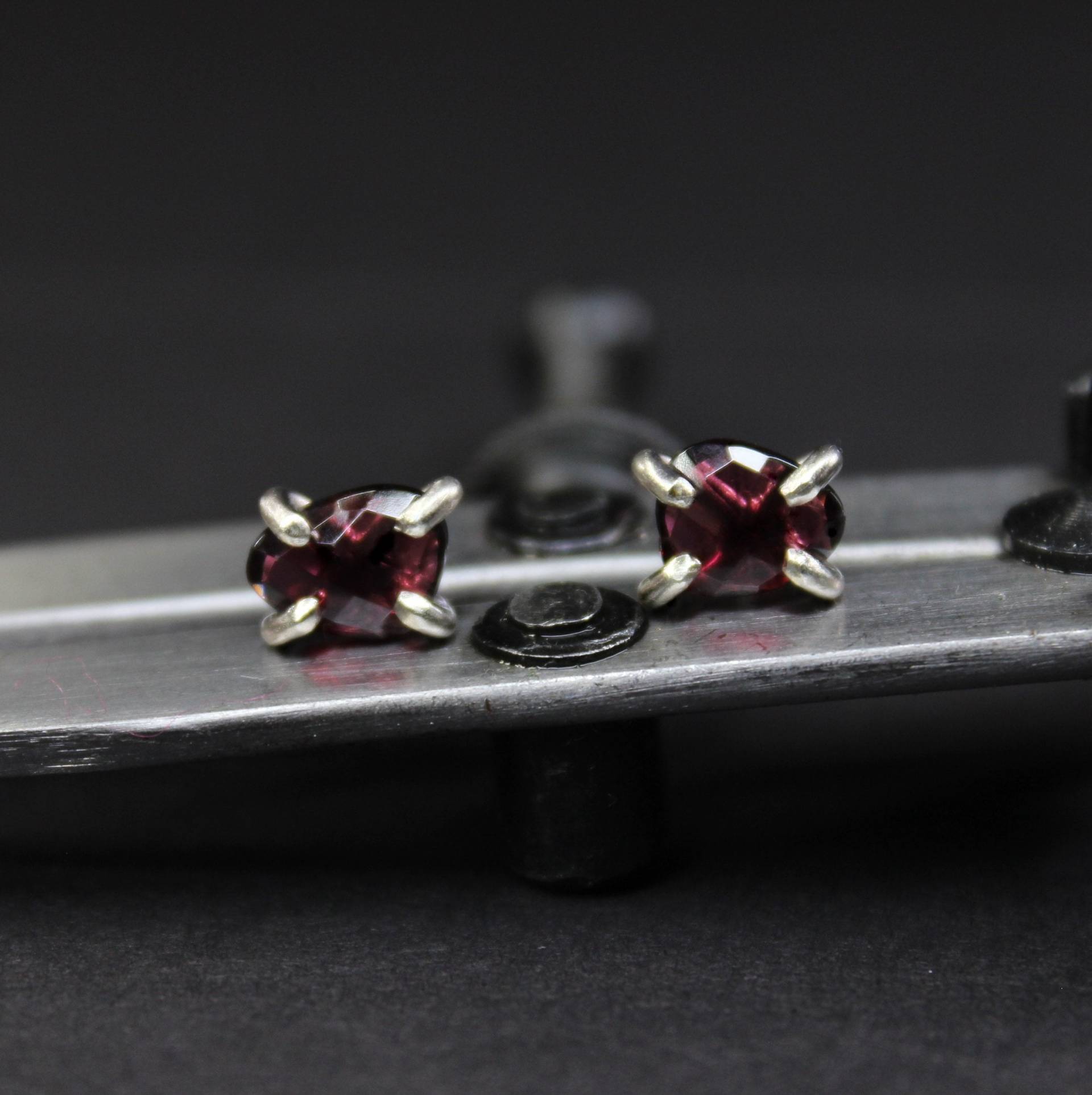 Rosenschliff Rhodolith Granat Sterling Silber Ohrstecker Ohrringe Nr. 02 | Januar Birthstone Post Boho Minimalistisch Gugma Schmuck Rosenschliff Rhodolith Granat Sterling Silber Ohrstecker Ohrringe Nr. 02 | Januar Birthstone Post Boho Minimalistisch Gugma Schmuck von GUGMA