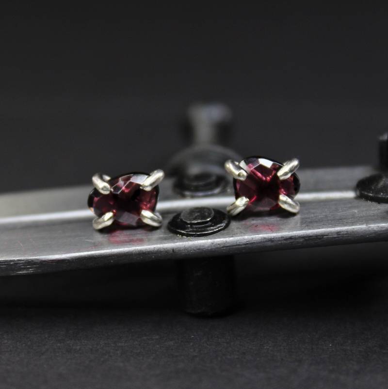 Rosenschliff Rhodolith Granat Sterling Silber Ohrstecker Ohrringe Nr. 02 | Januar Birthstone Post Boho Minimalistisch Gugma Schmuck von GUGMA