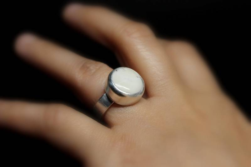 Size 7 - Runder High Dome White Buffalo Türkis Sterling Silber Ring | Rund Schwarz Weiß Geometrisch Minimalist Boho Gugma Schmuck von GUGMA