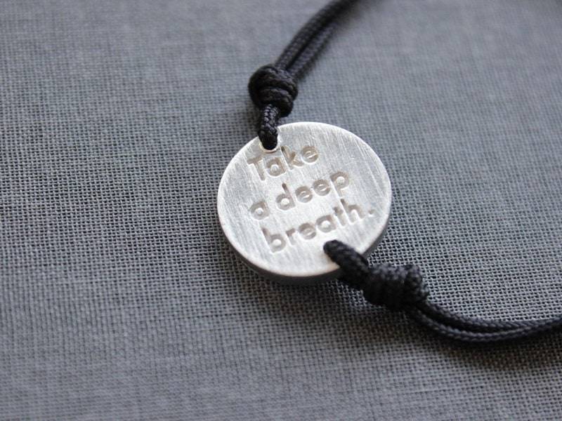 Tief Durchatmen // Herren Damen Unisex Pewter Armband/Einstein Zitate Schwarz Makramee Grau Gugma Schmuck von GUGMA