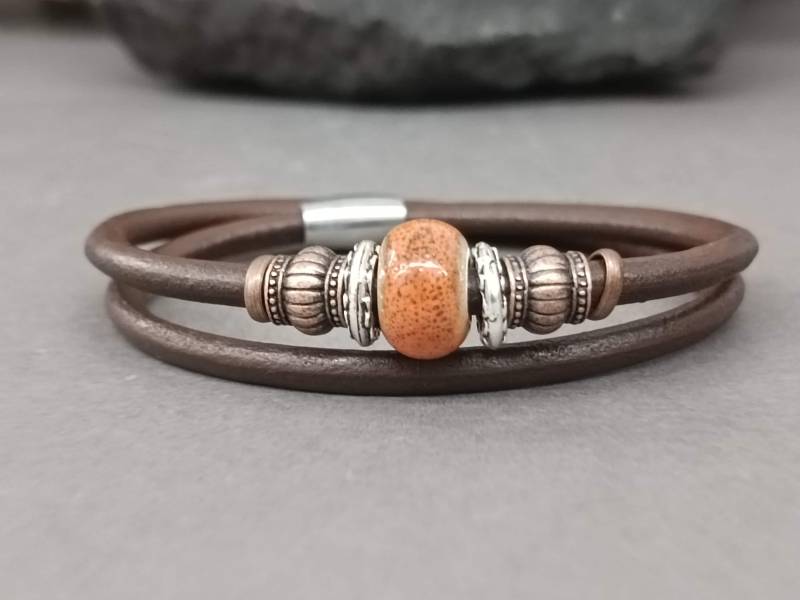 Echtleder Wickelarmband Herren Porzellan Perle, Magnetverschluss von GUSFREE