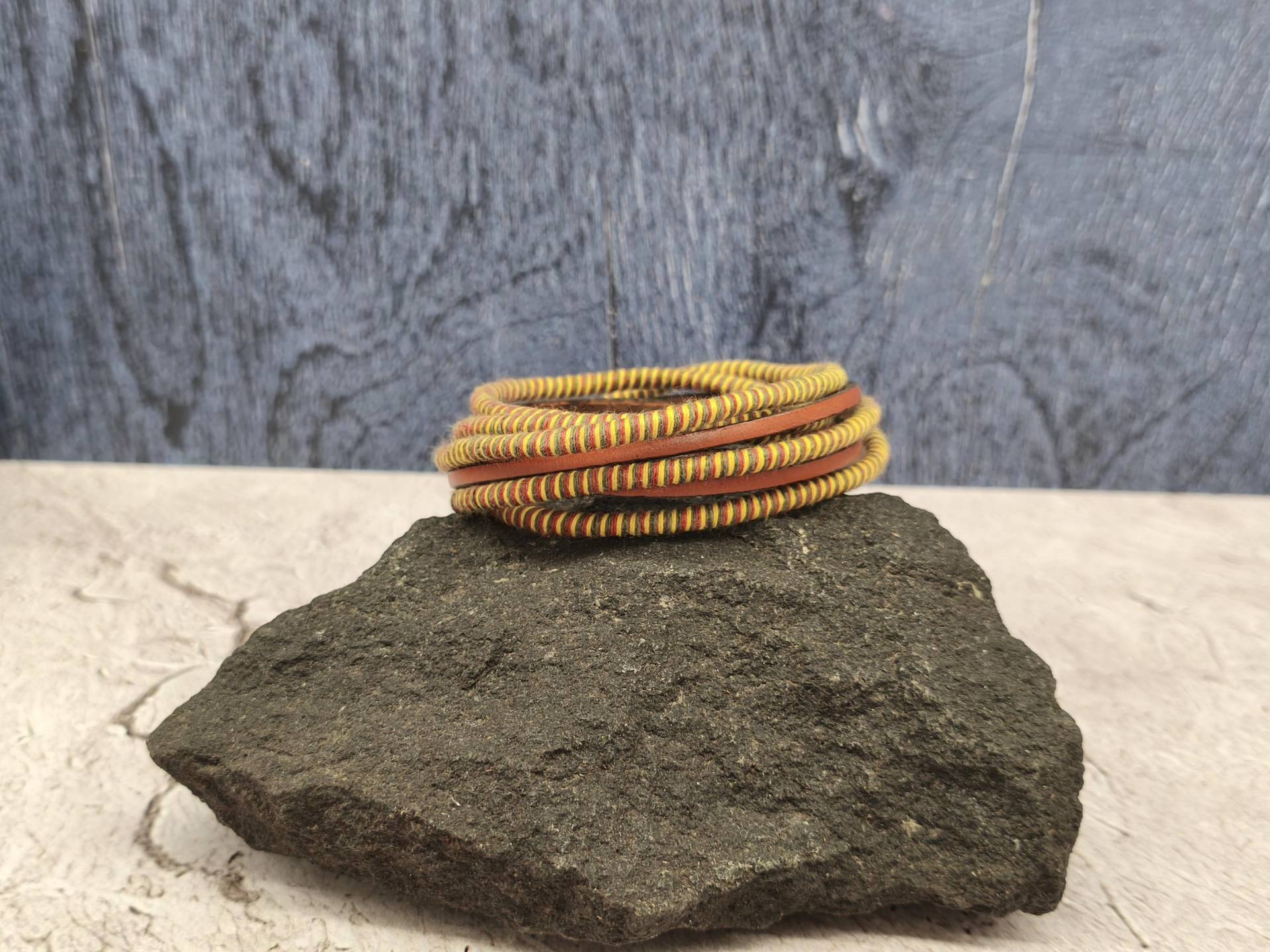 Handgefertigtes Leder & Baumwollkordel Wickelarmband Boho Magnetverschluss Schmuck von GUSFREE