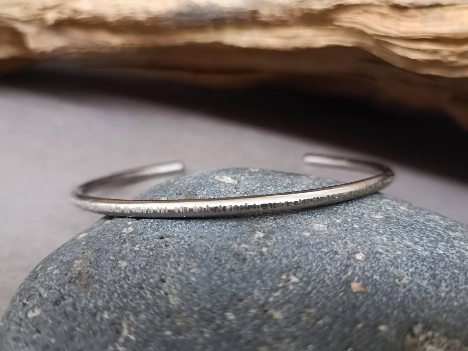 Herren Dünnes Gehämmertes Titan Manschettenarmband Unisex Armband Freund Geschenk Breite 3 Mm Für Ihn Individuell An Ihrem Handgelenk Herren Dünnes Gehämmertes Titan Manschettenarmband Unisex Armband Freund Geschenk Breite 3 Mm Für Ihn Individuell An Ihrem Handgelenk von GUSFREE