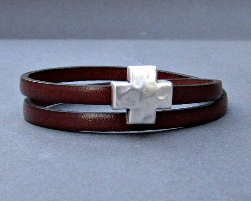 Gehämmertes Kreuz Lederarmband Versilberter Magnetverschluss, Custom Fit von GUSFREE