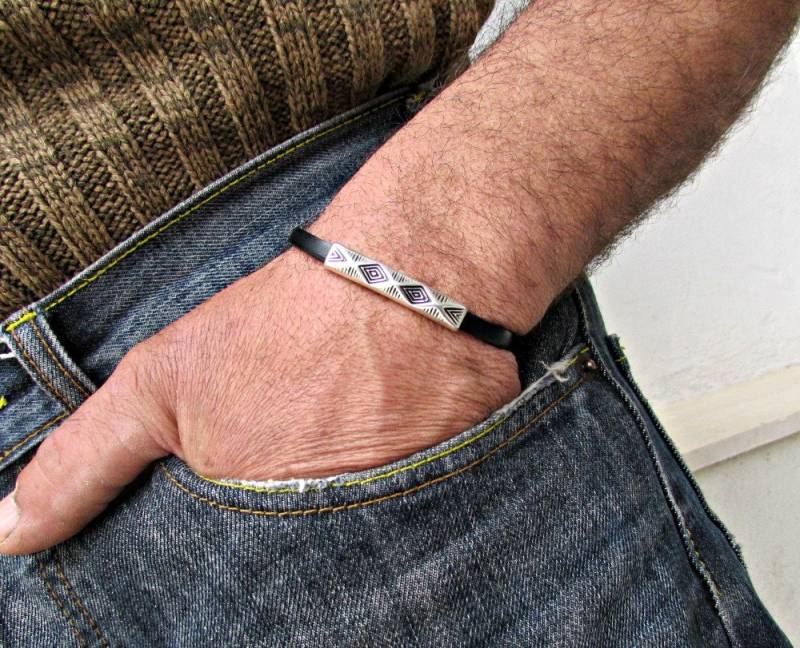 Herren Lederarmband Schwarze Armspange Mit Versilbertem Verschluss von GUSFREE