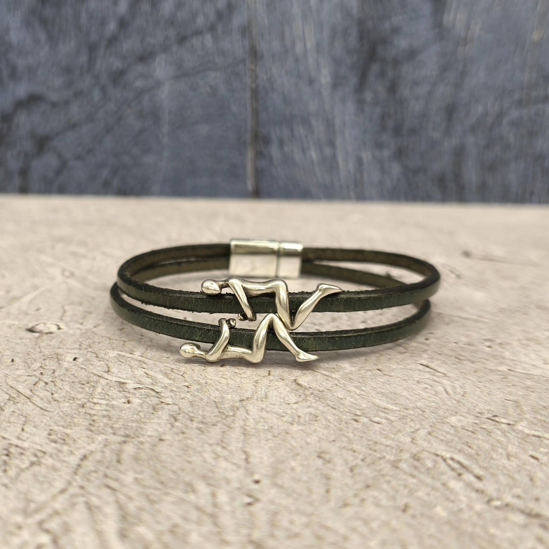 Love Hug Lederarmband Silberne Figur Motiv, Paare Geschenk von GUSFREE