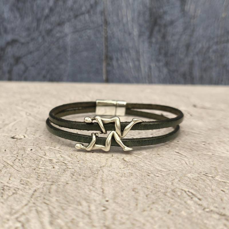 Love Hug Lederarmband Silberne Figur Motiv, Paare Geschenk von GUSFREE