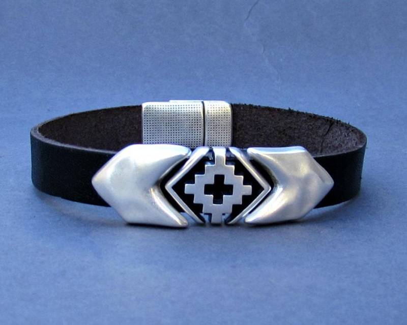 Pfeilspitze Silber Kreuz Leder Herrenarmband Magnetverschluss, Maßgeschneidert von GUSFREE