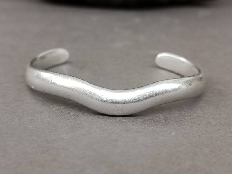 Silber Gewelltes Herren Armband Minimalist Unisex von GUSFREE