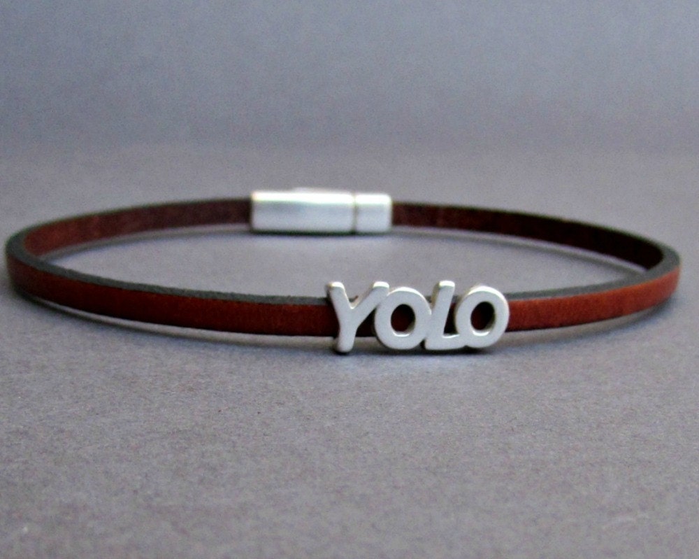 Spruch Armband Herren Mini Lederarmband Yolo Zierliche Boyfriend Geschenk Personalisiert Auf Dein Handgelenk Breite 3mm Vatertag von GUSFREE