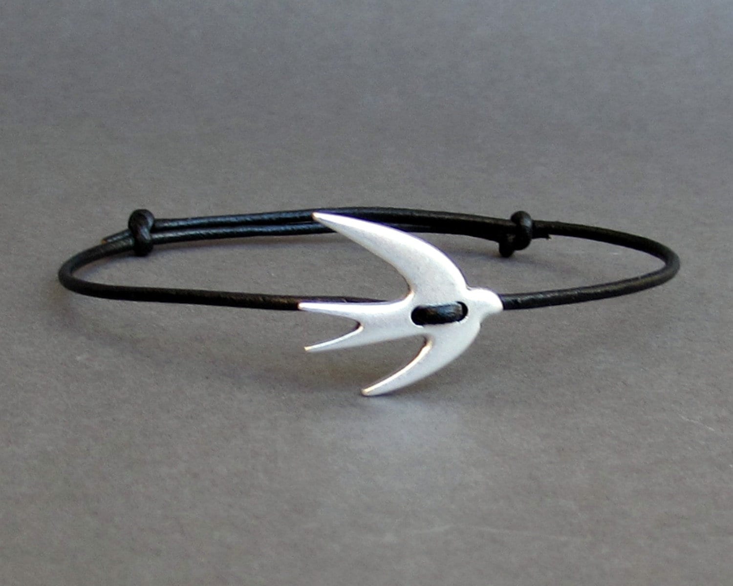 Vogel Armband Silber Schwalbe Lederarmband Natur Inspiriert Schmuck Geschenk Für Vogel-Liebhaber Sie Vogel-Liebhaber-Schmuck Vogel Armband Silber Schwalbe Lederarmband Natur Inspiriert Schmuck Geschenk Für Vogel-Liebhaber Sie Vogel-Liebhaber-Schmuck von GUSFREE