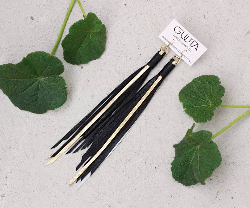 Extra Lange Schwarz Leder Statement Ohrringe, Sehr Quasten Schulter Duster Und Gold Fransen Ohrringe Extra Lange Schwarz Leder Statement Ohrringe, Sehr Quasten Schulter Duster Und Gold Fransen Ohrringe von GUUTAdesignjewelry
