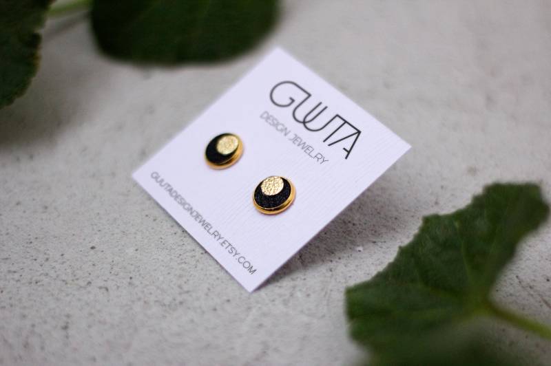 Kleine Zierliche Ohrstecker Aus Wiederverwertetem Leder, Einzigartige Ohrstecker, Schwarze Lederohrringe Mit Gold Kleine Zierliche Ohrstecker Aus Wiederverwertetem Leder, Einzigartige Ohrstecker, Schwarze Lederohrringe Mit Gold von GUUTAdesignjewelry