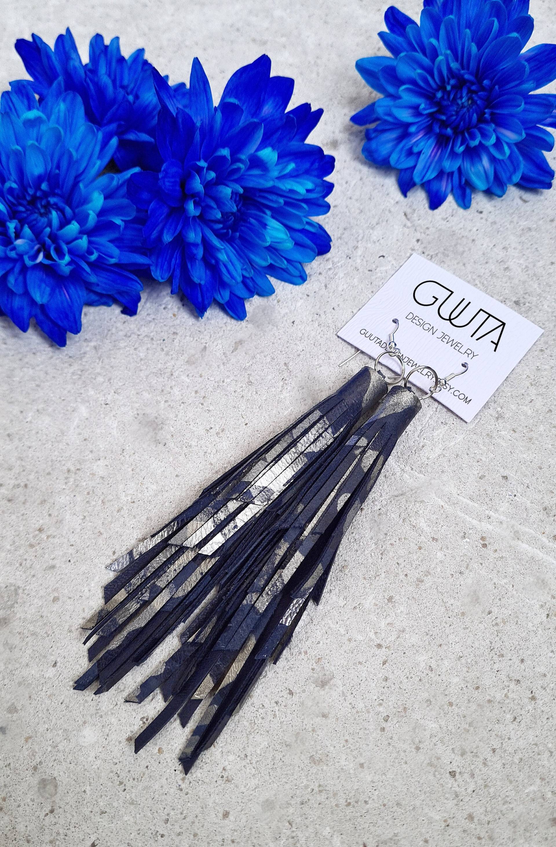 Silber Und Dunkelblau Leder Quaste Ohrringe, Lange Statement Blaue Fransen Einzigartiger Boho Schmuck Silber Und Dunkelblau Leder Quaste Ohrringe, Lange Statement Blaue Fransen Einzigartiger Boho Schmuck von GUUTAdesignjewelry