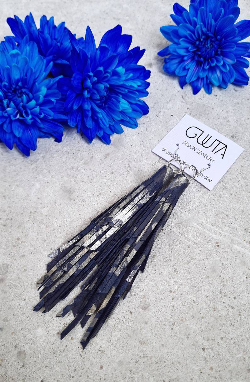 Silber Und Dunkelblau Leder Quaste Ohrringe, Lange Statement Blaue Fransen Einzigartiger Boho Schmuck Silber Und Dunkelblau Leder Quaste Ohrringe, Lange Statement Blaue Fransen Einzigartiger Boho Schmuck von GUUTAdesignjewelry