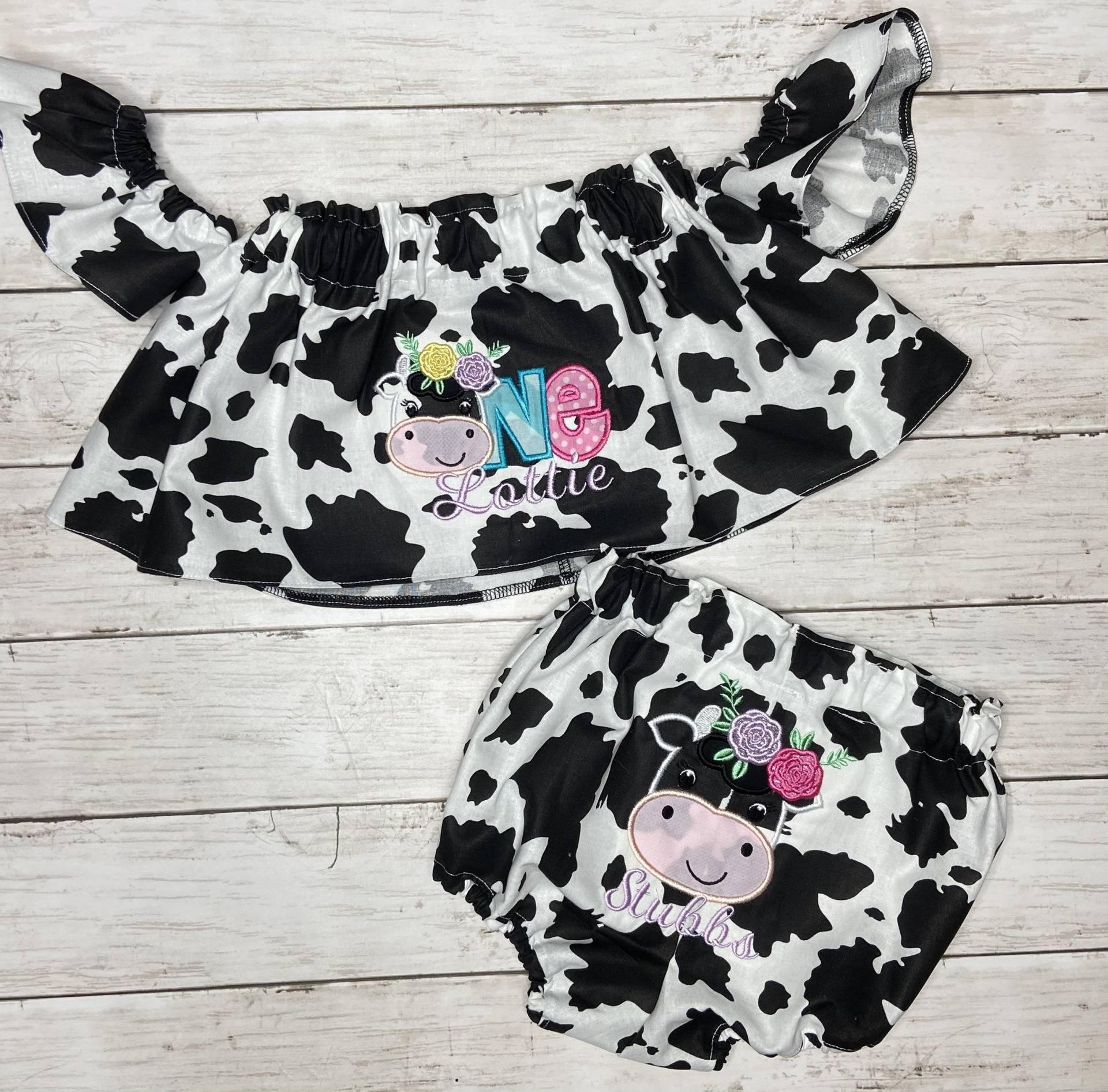 Kuh-Druck-Mädchen Erster Geburtstag Gestickt Kleinkind Weg Von Der Schulter-Shirt Und Hohe Taille Bummie, Pumphose Passend Bogen Thema Party Kuh-Druck-Mädchen Erster Geburtstag Gestickt Kleinkind Weg Von Der Schulter-Shirt Und Hohe Taille Bummie, Pumphose Passend Bogen Thema Party von GVBabyBoutiqueCo