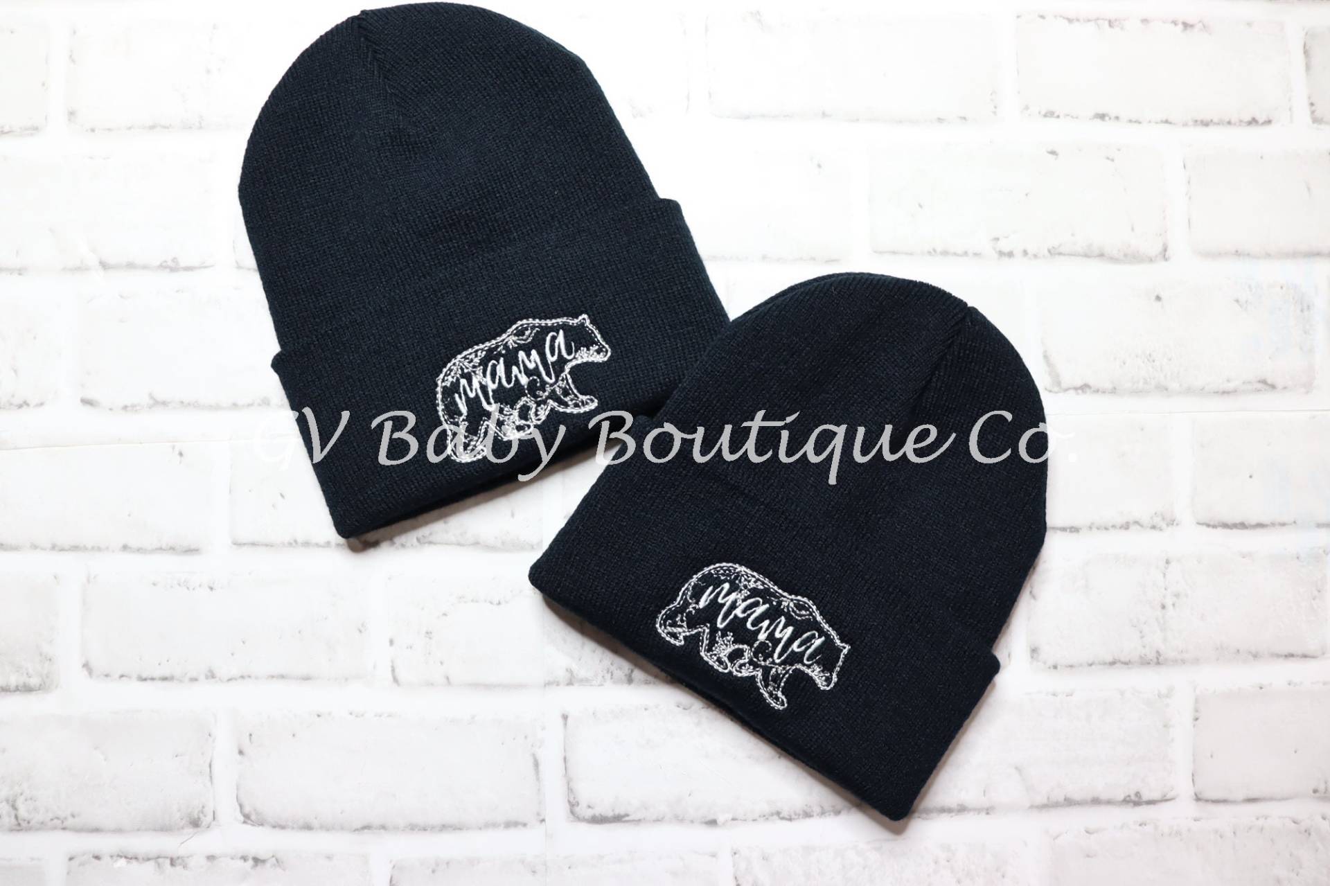 Unisex Erwachsene Gestickte Schwarze Mama Bärenmütze, Gestrickte Mütze Mit Bündchen Einheitsgröße 12 ", Bestickte Damen Wintermütze, Versandfertig." von GVBabyBoutiqueCo