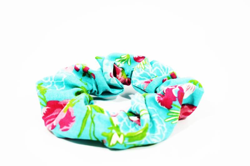 Scrunchie - Blaue Blumen Top Knoten Messy Bun Haarwolke Haar-Accessoires Scrunchie - Blaue Blumen Top Knoten Messy Bun Haarwolke Haar-Accessoires von GVRDesigns