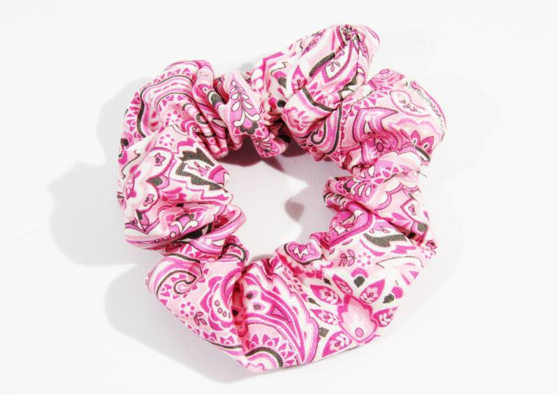 Scrunchie - Rosa Paisley Haarwolke Messy Bun Top Knoten Haar-Accessoires 90Er Jahre Scrunchie - Rosa Paisley Haarwolke Messy Bun Top Knoten Haar-Accessoires 90Er Jahre von GVRDesigns