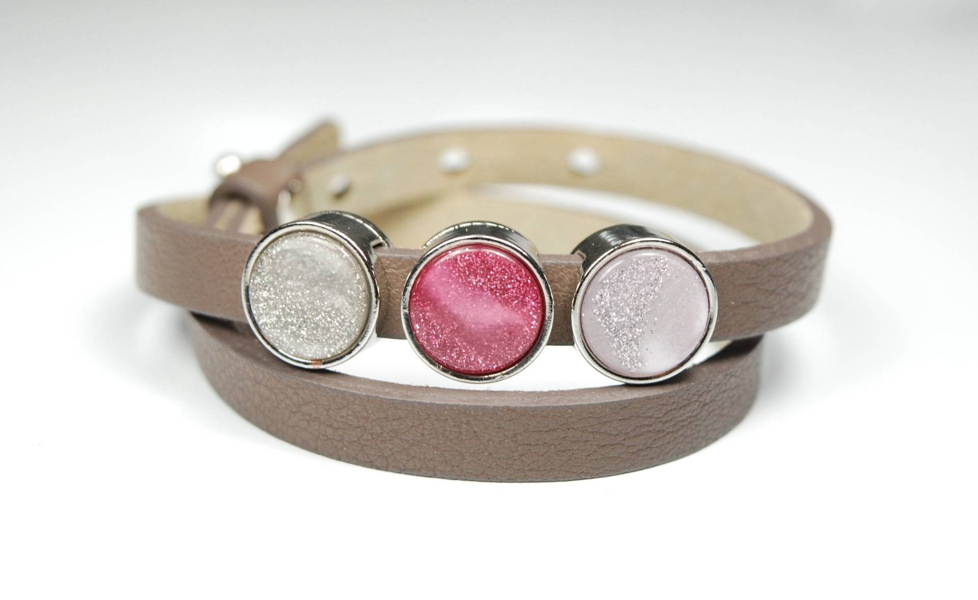 Lederwickelarmband Mit 3 Wunderschönen Eingelegten Steinen, Handgefertigt, Taupefarbenes Leder, Echtes Das Armband Ist Verstellbar Lederwickelarmband Mit 3 Wunderschönen Eingelegten Steinen, Handgefertigt, Taupefarbenes Leder, Echtes Das Armband Ist Verstellbar von GWENZIESNL
