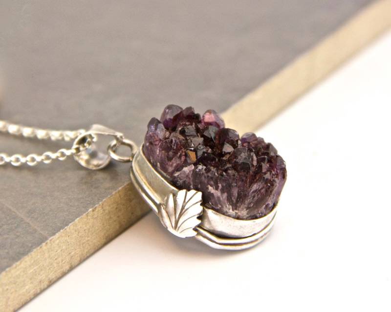 Handgefertigte Sterling Silber Amethyst Druzy Anhänger Mit Blatt Handgefertigte Sterling Silber Amethyst Druzy Anhänger Mit Blatt von GaamaaJewellery