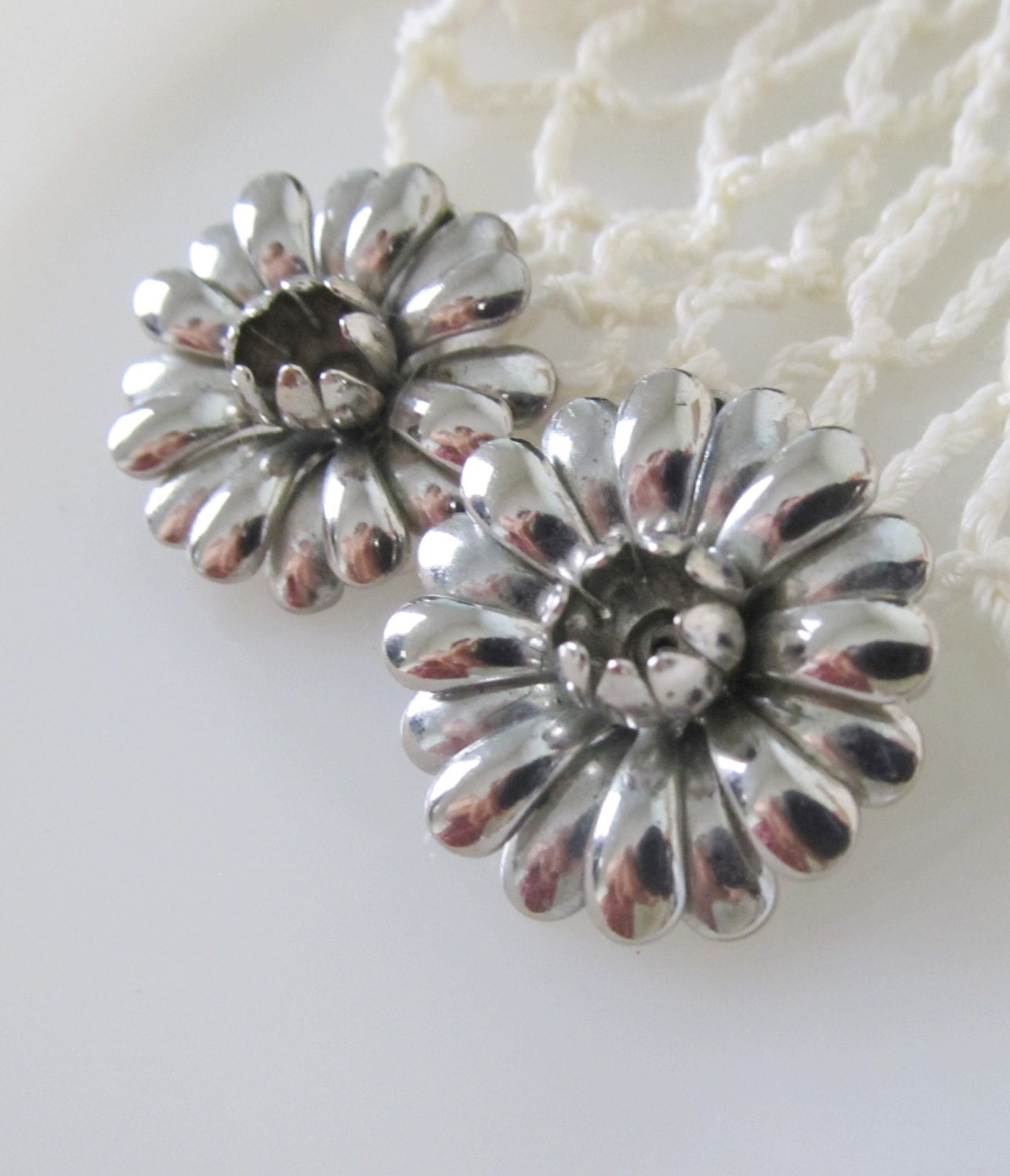 Aussage Ohrringe, Vintage 60Er Jahre, Floral, Chrom Silber Ton, Clip Aussage Ohrringe, Vintage 60Er Jahre, Floral, Chrom Silber Ton, Clip von GabAboutVintage