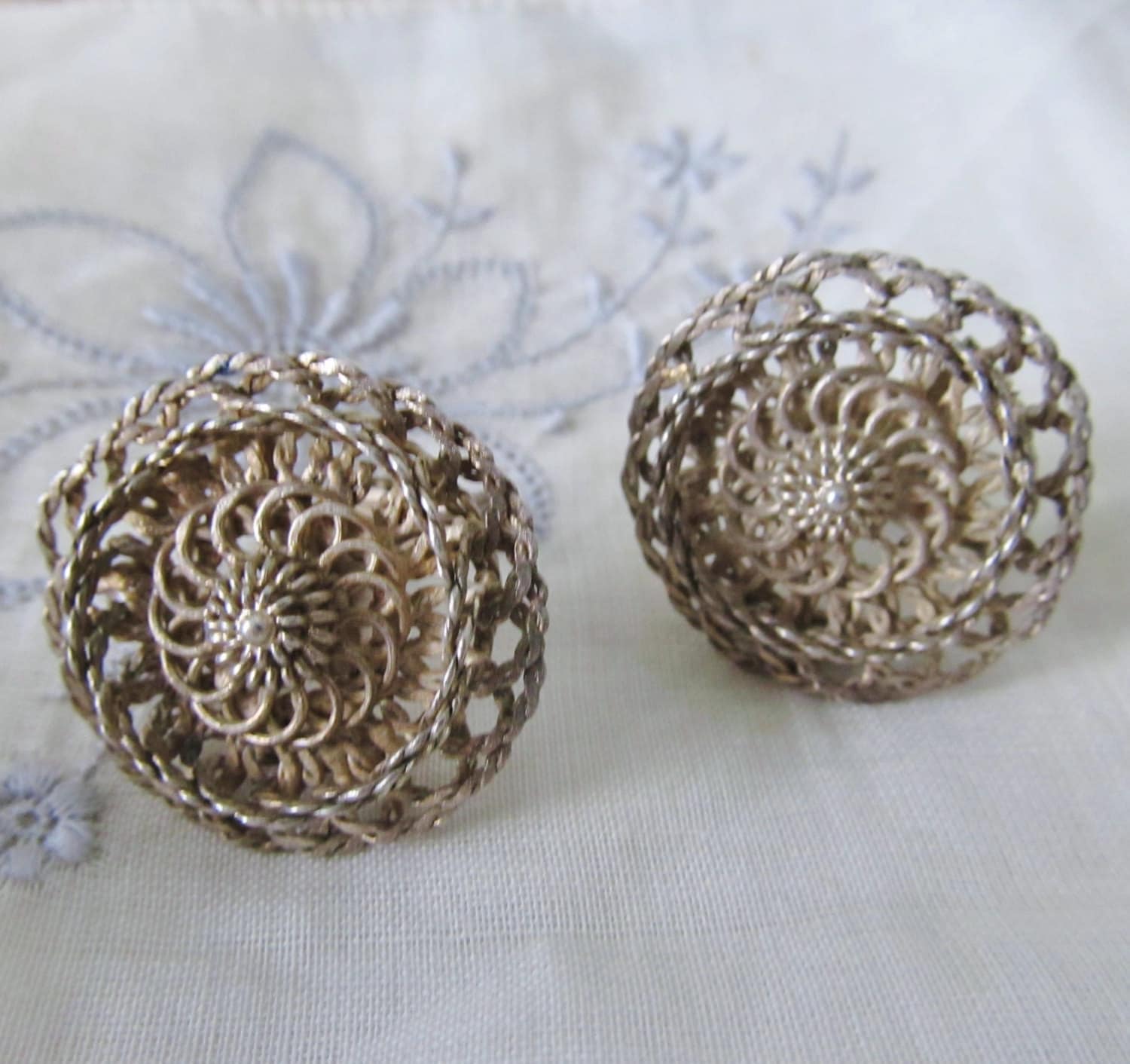 Geflochtene Vintage Ohrringe Filigran Schraubverschluss Geflochtene Vintage Ohrringe Filigran Schraubverschluss von GabAboutVintage