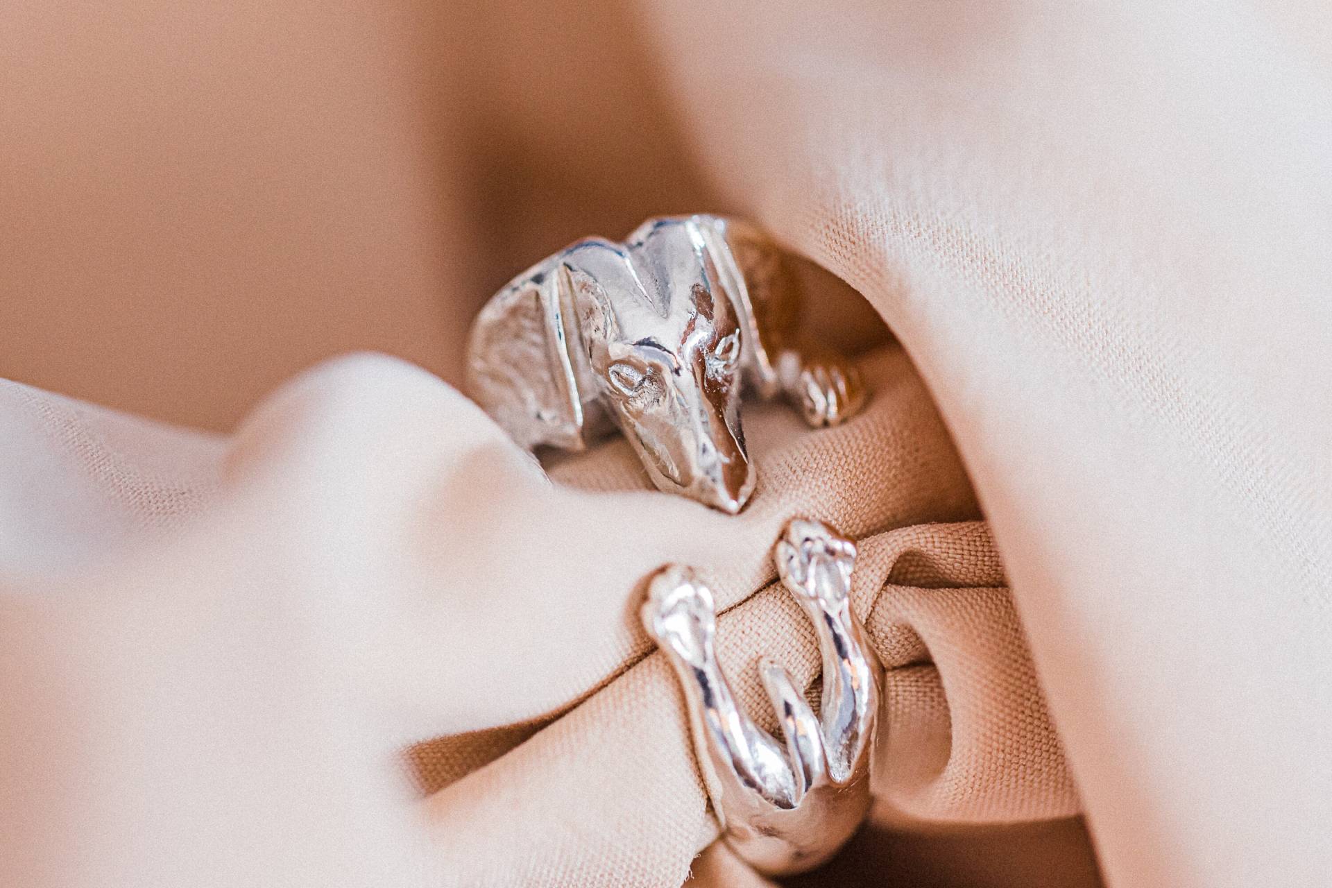 Dackelring Personalisiert Mit Dem Eingravierten Namen, Handgefertigt Und Gefärbt in Italien Geschenk Silber 925/Bronze Gold 18 Kt Weenie Dog Ring Dackelring Personalisiert Mit Dem Eingravierten Namen, Handgefertigt Und Gefärbt in Italien Geschenk Silber 925/Bronze Gold 18 Kt Weenie Dog Ring von GabboDesign