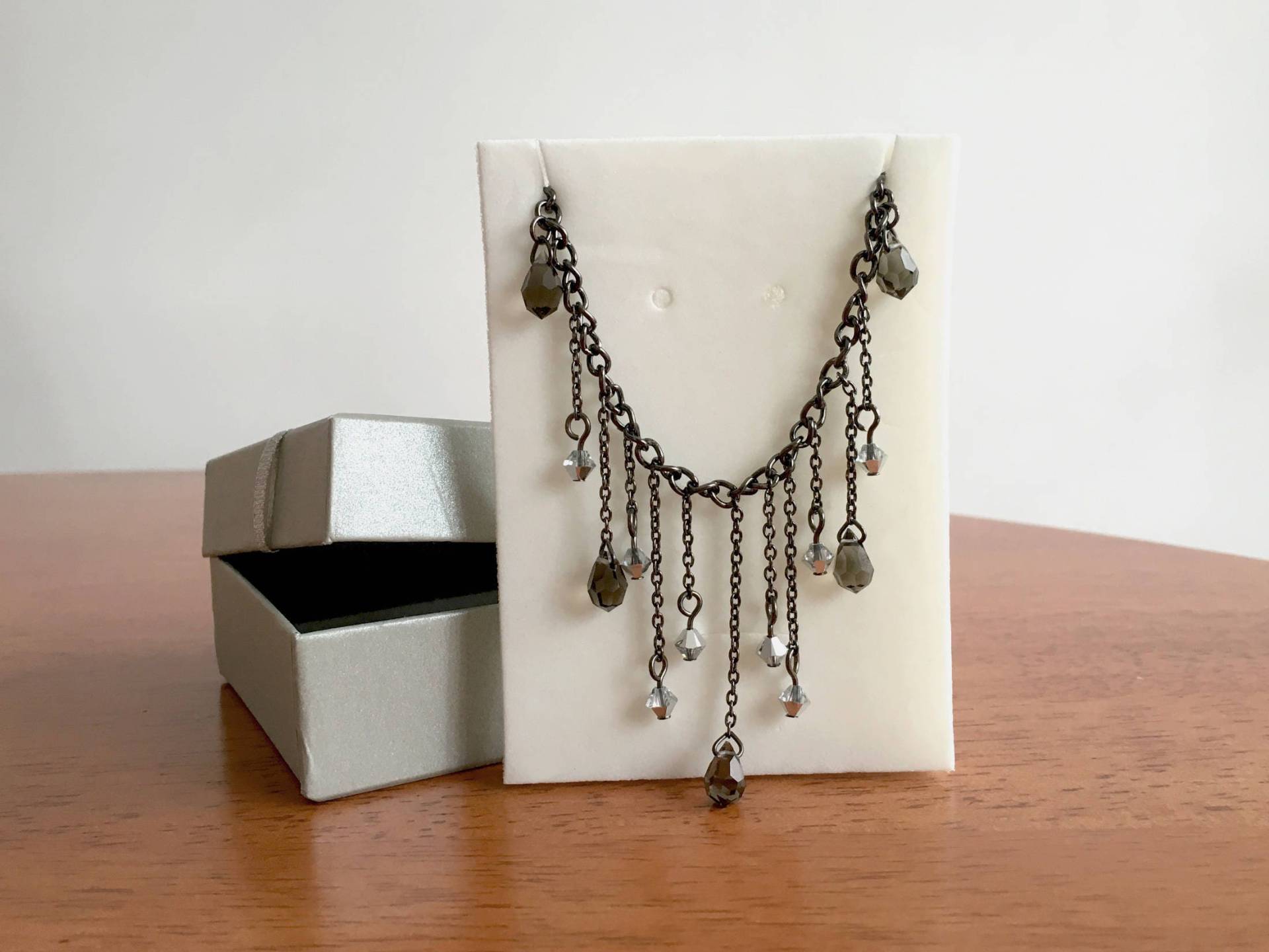 Drapierende Perlenkette Mit Swarovski Kristallen Und Glastropfenperlen in Charcoal/Dark Chrome Drapierende Perlenkette Mit Swarovski Kristallen Und Glastropfenperlen in Charcoal/Dark Chrome von GabbysGoodiesnGifts