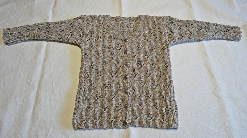 Handgestrickte Kinder Trachten Jacke Mädchen Gr. 86 Kind Handarbeit Strick Strickweste Weste Neu Trachtenweste Trachtenjacke Handgestrickte Kinder Trachten Jacke Mädchen Gr. 86 Kind Handarbeit Strick Strickweste Weste Neu Trachtenweste Trachtenjacke von GabisHandelsshop