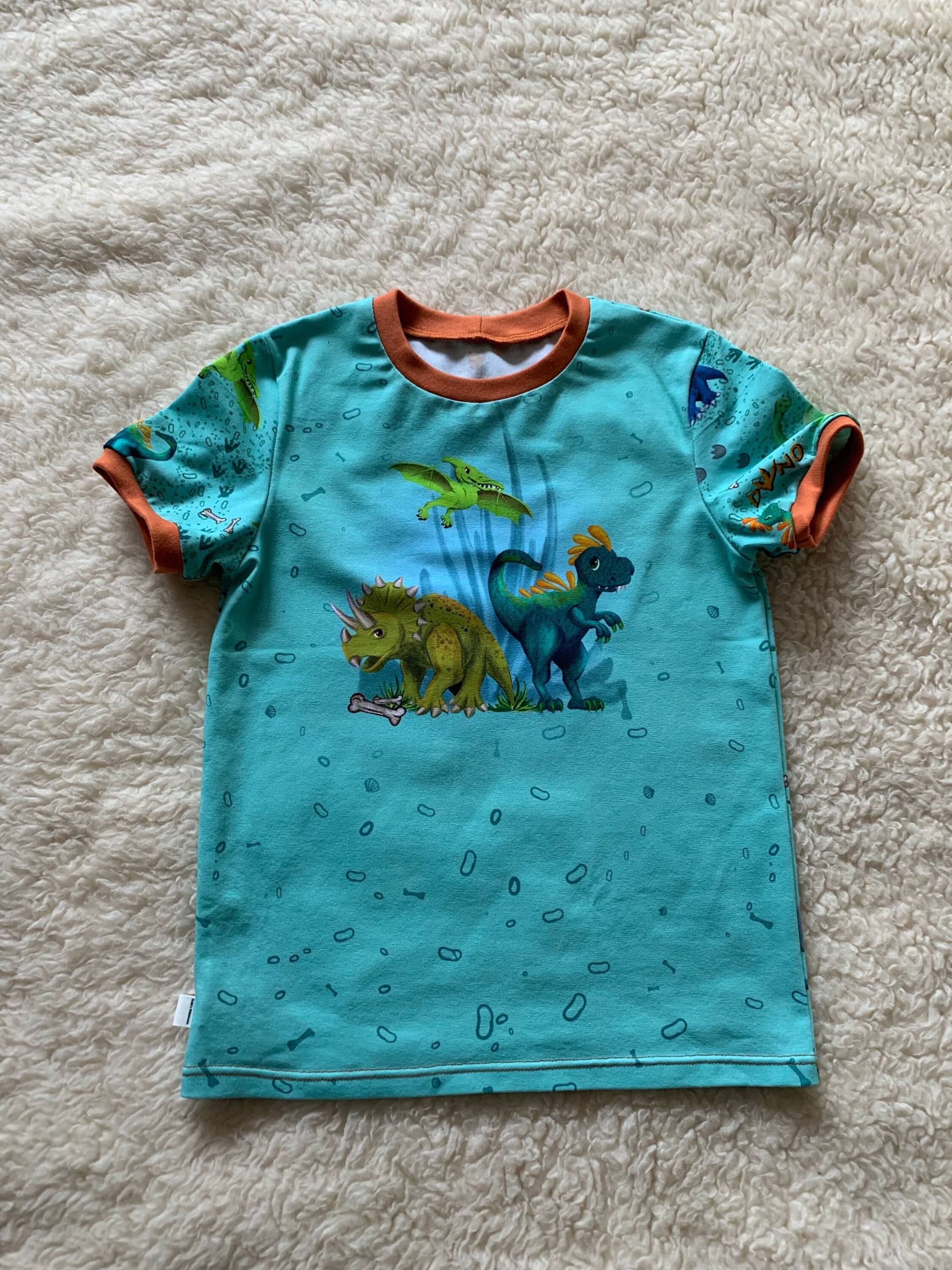 T Shirt Dino in Größe 116 T Shirt Dino in Größe 116 von GabisNaehtraum