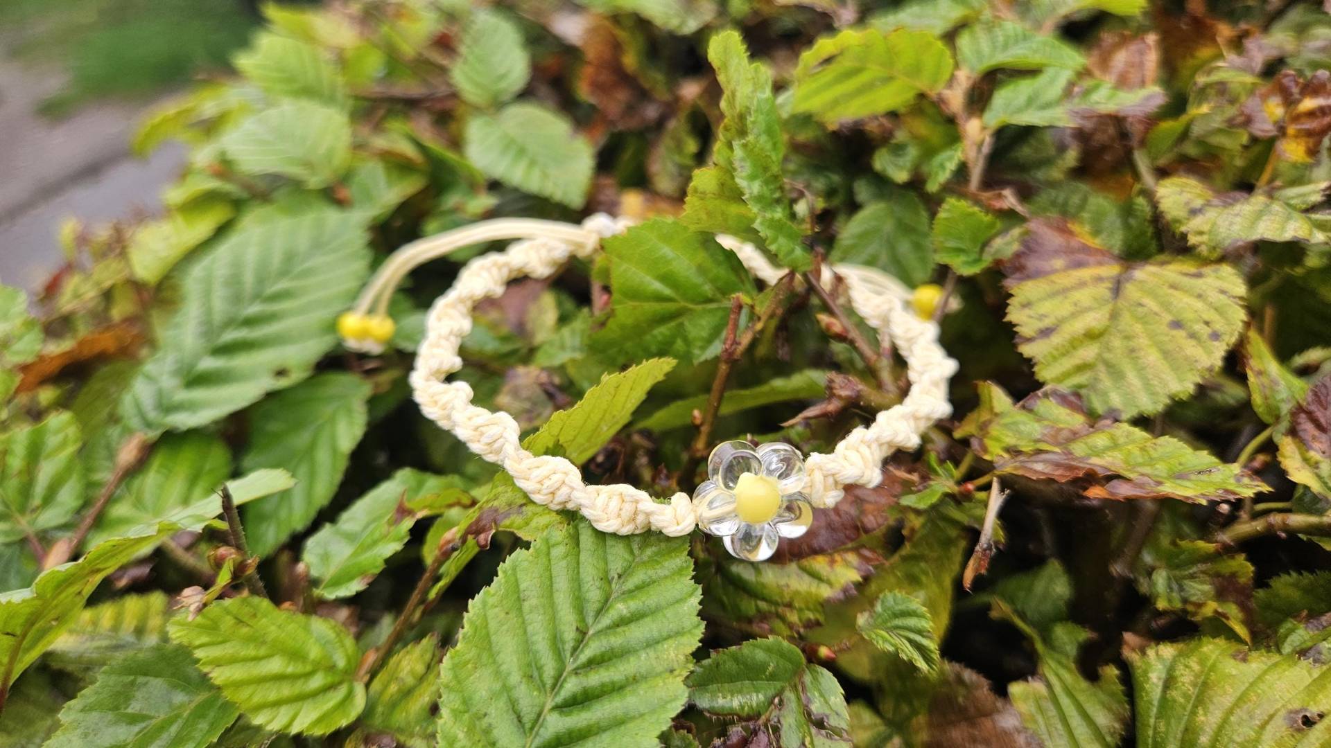 Hübsches Makramee-Armband Gedreht Geknüpft Mit Acryl-Blume Und Kleinen Perlen Hübsches Makramee-Armband Gedreht Geknüpft Mit Acryl-Blume Und Kleinen Perlen von GabisSchatzkiste