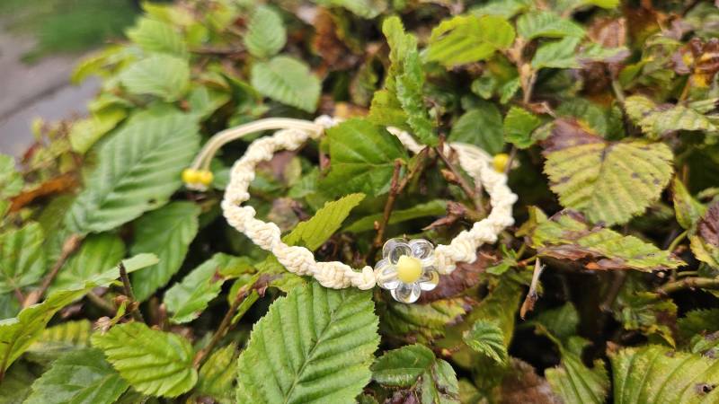 Hübsches Makramee-Armband Gedreht Geknüpft Mit Acryl-Blume Und Kleinen Perlen von GabisSchatzkiste