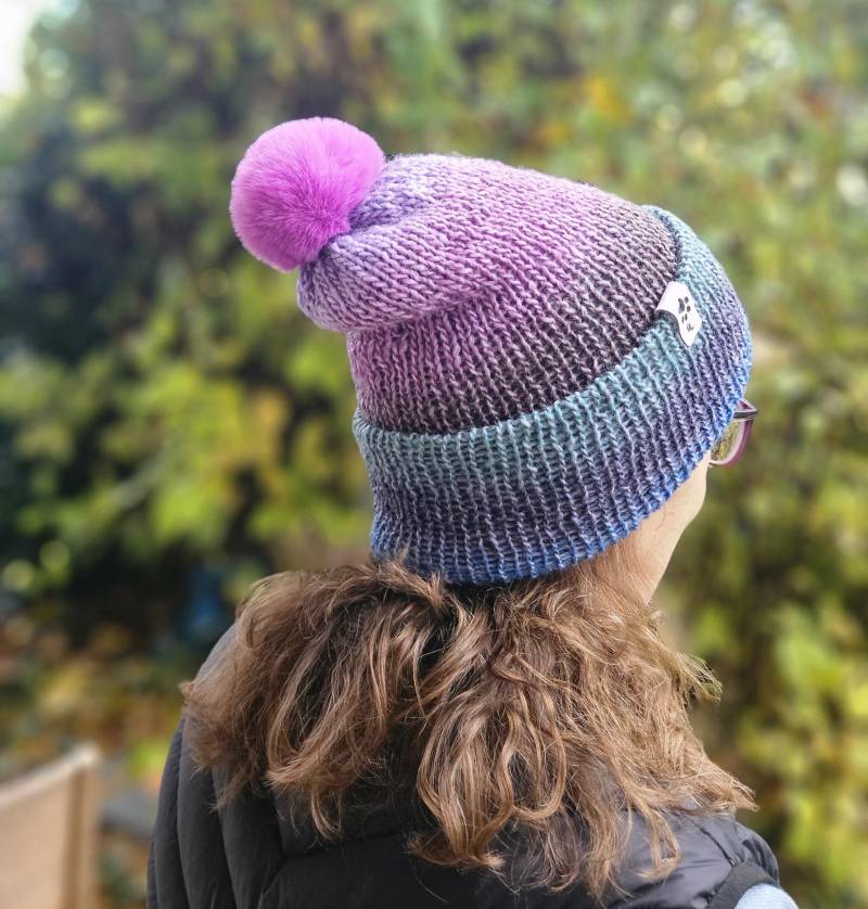Kuschelig Weiche Warme Strickmütze in Lila-Flieder-Blau, Mit Kunstfell-Pompon Violett Und Label von GabisSchatzkiste