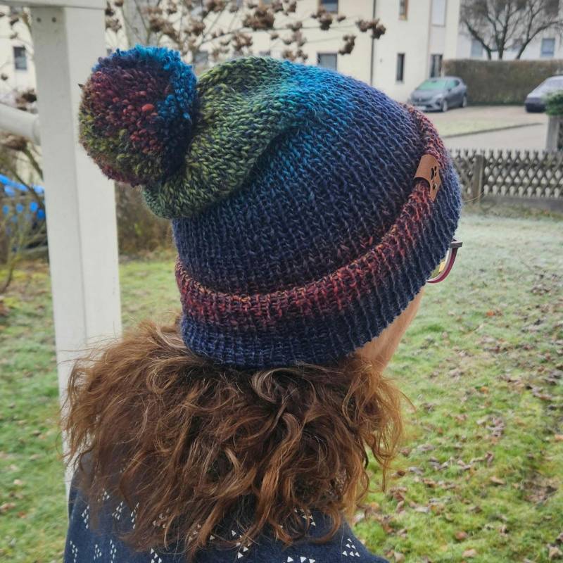 Lässige Weiche Strickmütze | Beanie Mit Pompon, Aus Wärmender Schurwolle Polyester, in Regenbogenfarben von GabisSchatzkiste
