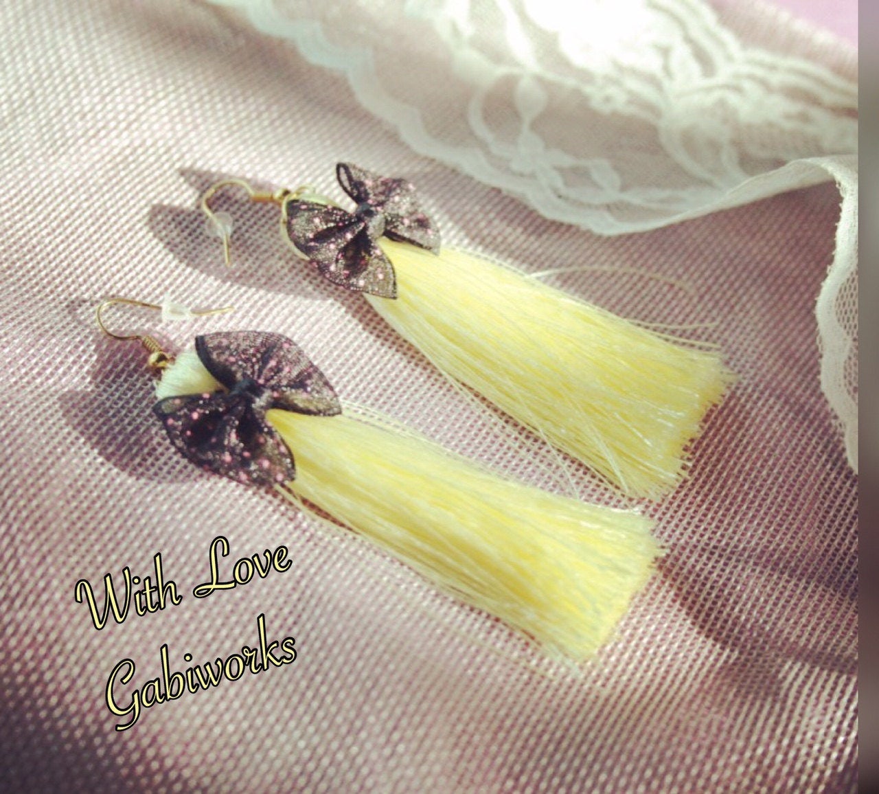 Gelbe Quasten Ohrringe/Frühling Schmuck/Bows Ohrringe/Mode Ohrringe/ Gelb, Schwarz Schleifen Haken Handgemachte von Gabiworks