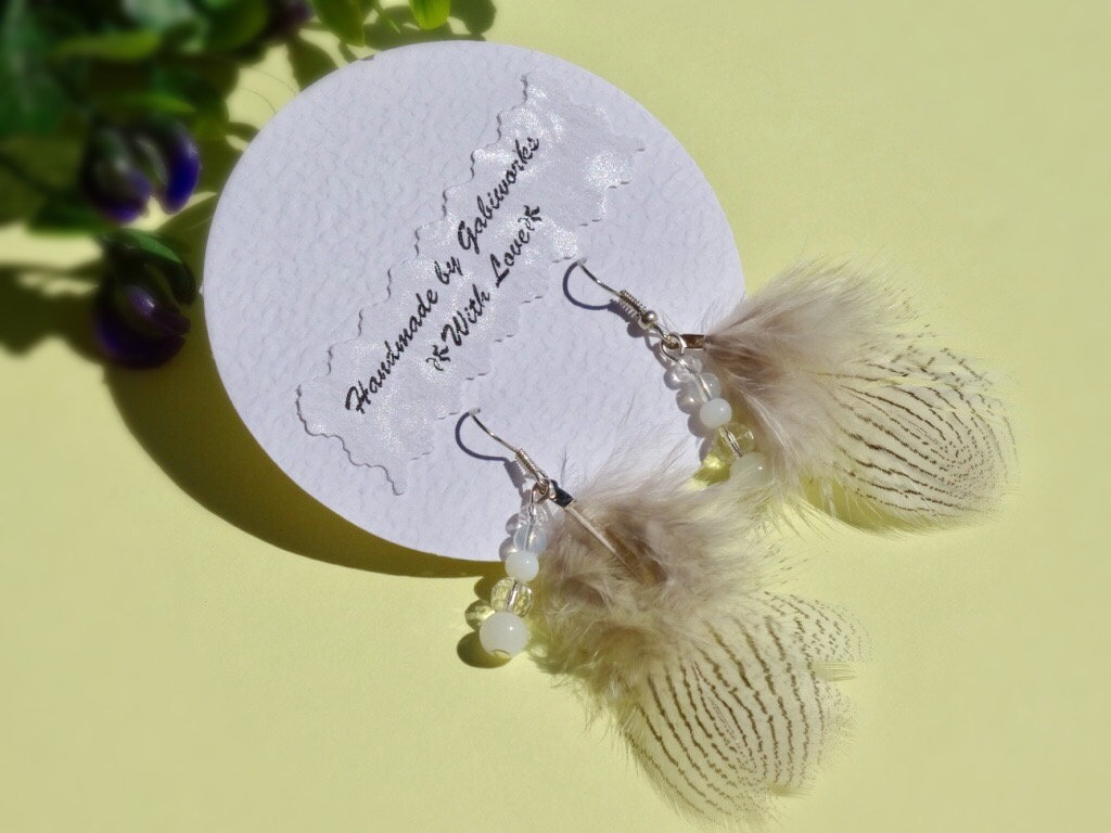 Handgemachte Feder Ohrringe, Grau Mit Streifen Mode Haken Ohrringe von Gabiworks