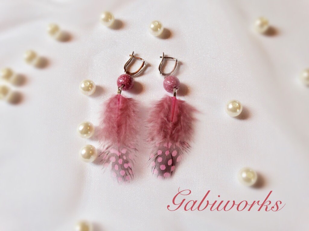 Handgemachte Feder Ohrringe, Pink Rosa Mode Haken Steine Ohrringe von Gabiworks