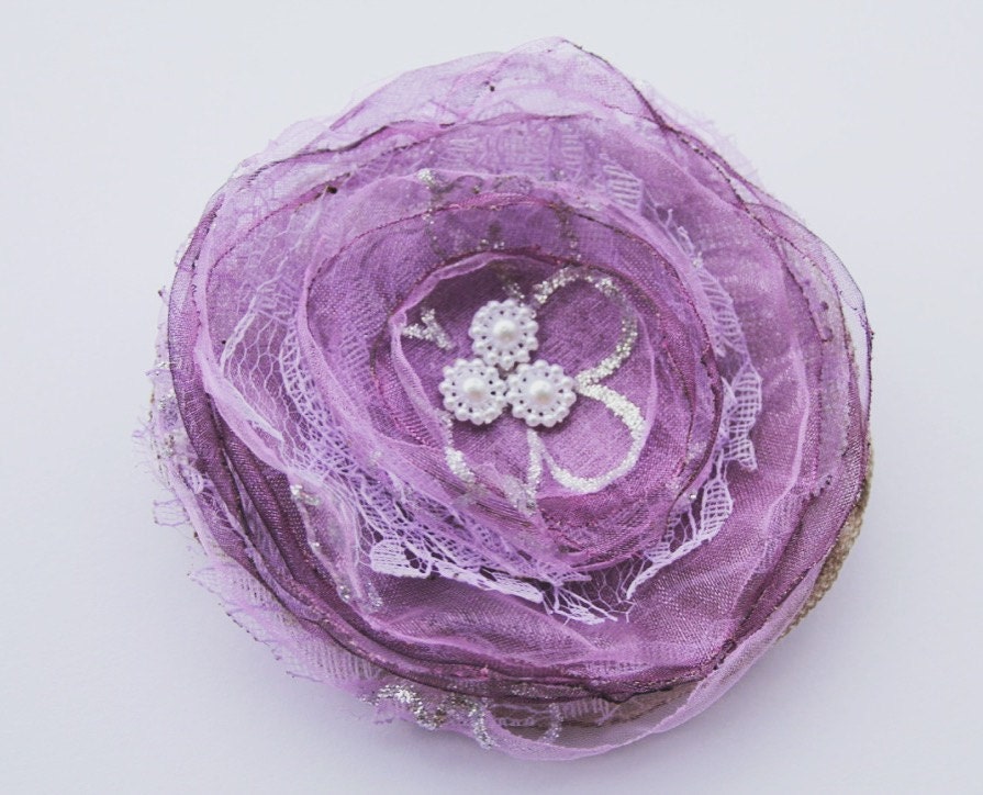 Lila Stoffblume/ Handgemachte Blume/Lila Blumen Brosche/ Accessoires/Hochzeitsbrosche/Weihnachtshaarblume/Weihnachtsbrosche/ von Gabiworks
