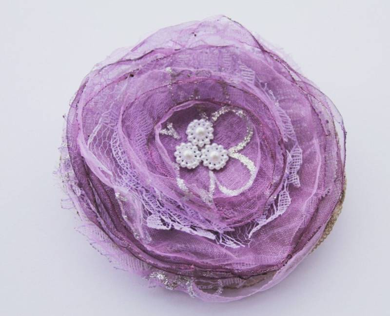 Lila Stoffblume/ Handgemachte Blume/Lila Blumen Brosche/ Accessoires/Hochzeitsbrosche/Weihnachtshaarblume/Weihnachtsbrosche/ Lila Stoffblume/ Handgemachte Blume/Lila Blumen Brosche/ Accessoires/Hochzeitsbrosche/Weihnachtshaarblume/Weihnachtsbrosche/ von Gabiworks
