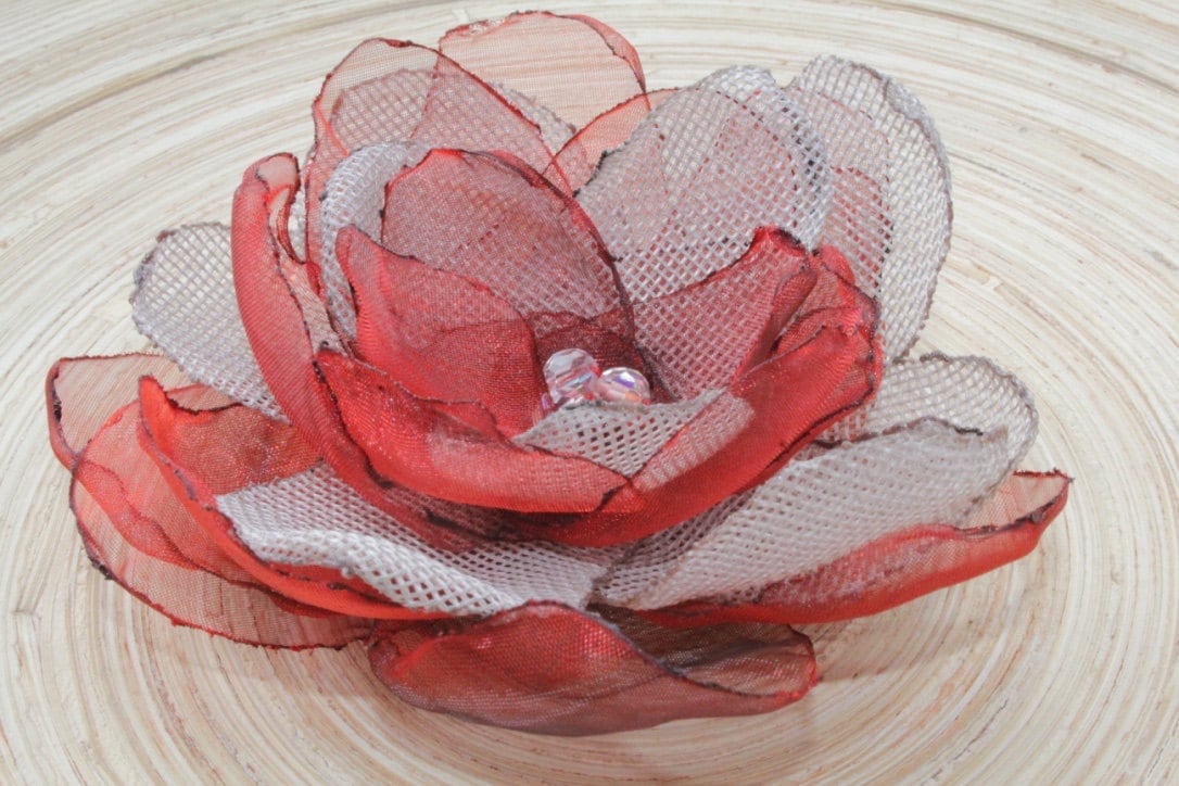 Rote Stoffblume, Stoffblume, Brosche, Rote Blumen-Brosche, Schmuck, Blume, Hochzeitsbrosche von Gabiworks