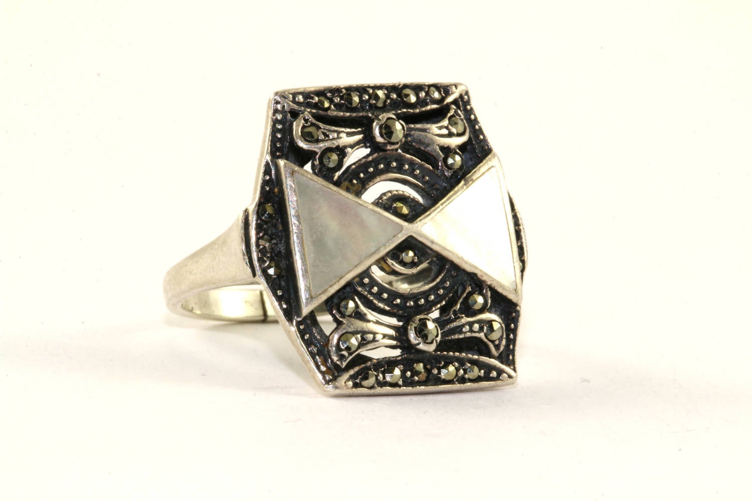 Vintage Größe 6.25 Perlmutt Markasit Inlay Ring 925 Sterling Silber Rg 2306 Vintage Größe 6.25 Perlmutt Markasit Inlay Ring 925 Sterling Silber Rg 2306 von GabrielStar