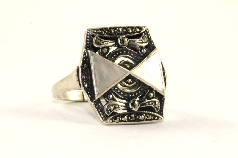 Vintage Größe 6.25 Perlmutt Markasit Inlay Ring 925 Sterling Silber Rg 2306 Vintage Größe 6.25 Perlmutt Markasit Inlay Ring 925 Sterling Silber Rg 2306 von GabrielStar