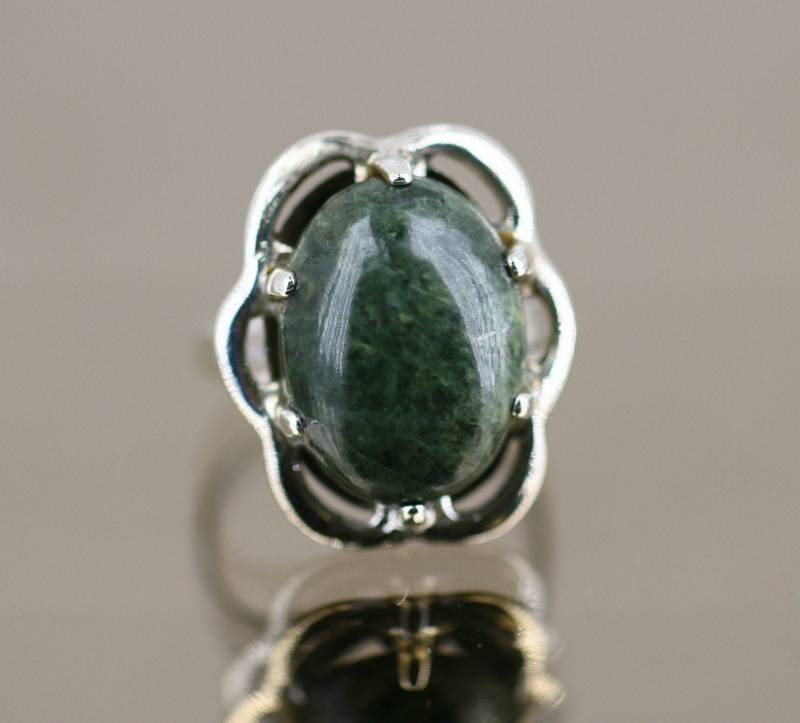 Vintage Größe 7.75 Oval Grün Serpentin Stein Design Statement Ring 925 Sterling Rg 573 von GabrielStar